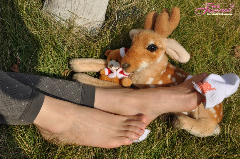 Fannie芬妮高清原图之2011圣诞快乐（裸足）[79P/140MB]