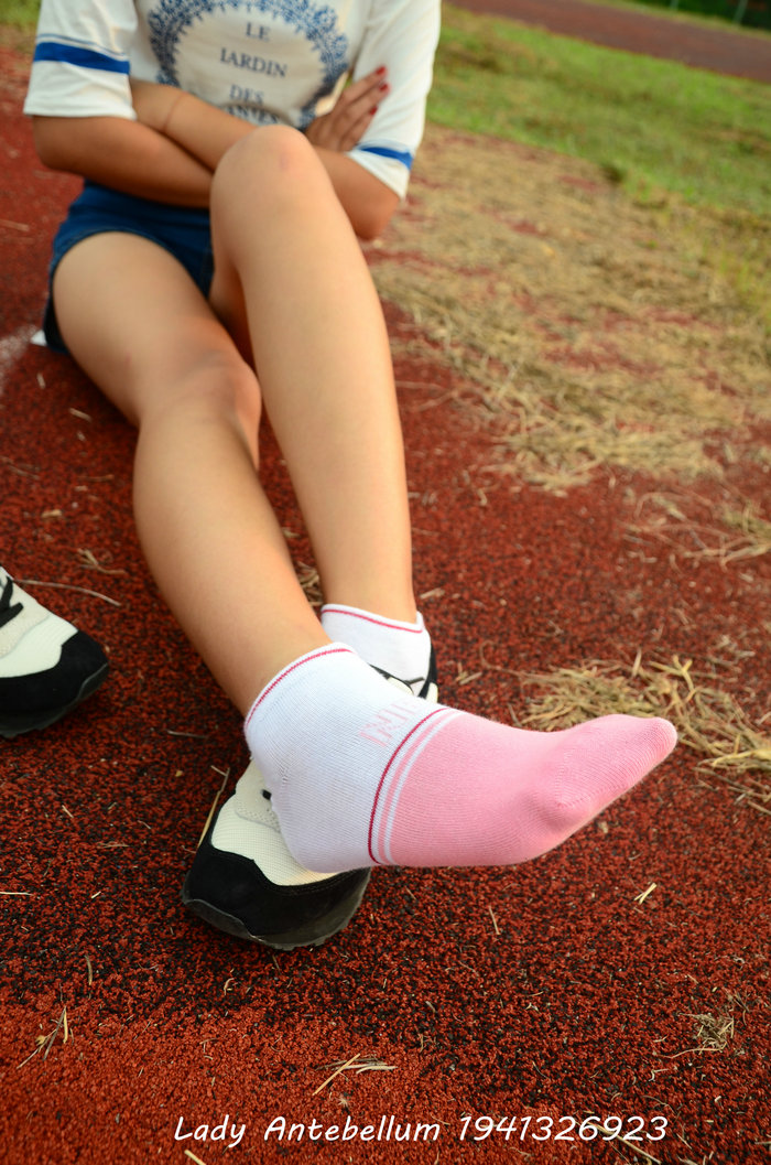 [战前女神] 恋足美腿棉袜女神级摄影套图 035 [91P-195MB]