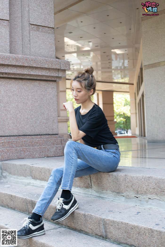 物恋传媒 No.047 丸子头的大眼妹,黑体恤搭配经典牛仔裤 [105P1V-896MB]