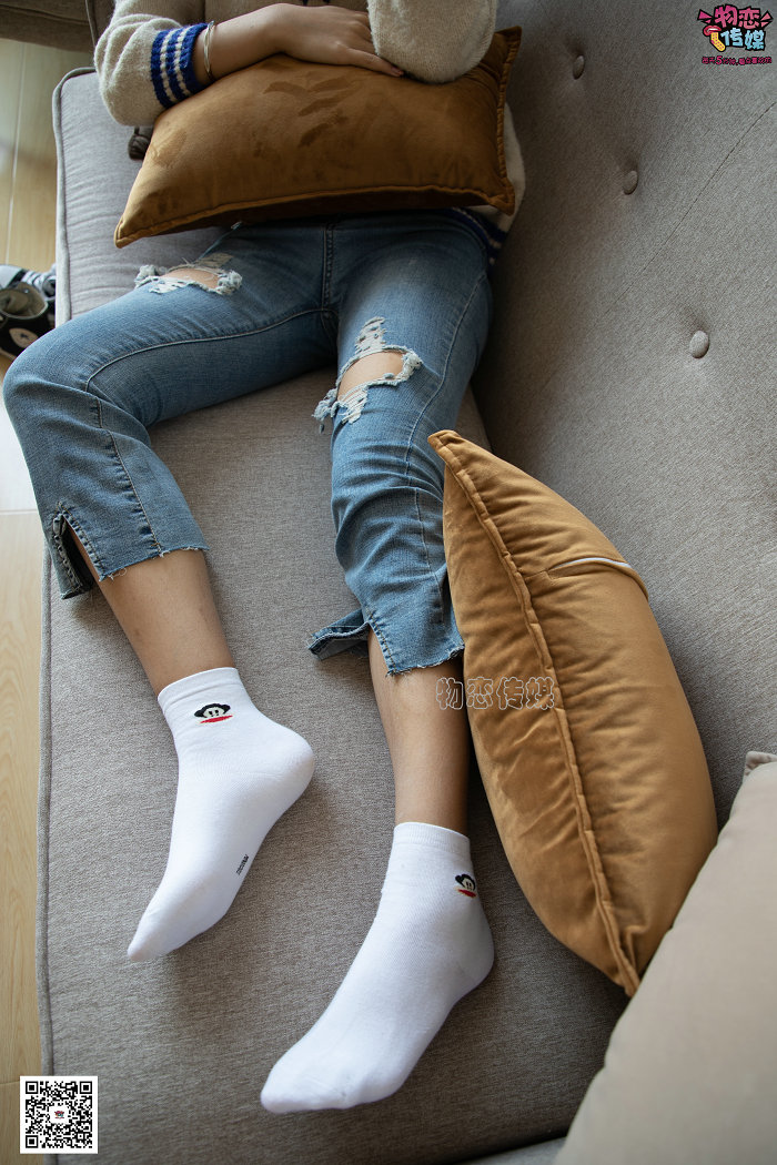 物恋传媒 No.080 雯雯-牛仔裤搭配匡威高帮帆布鞋 [141P-769MB]