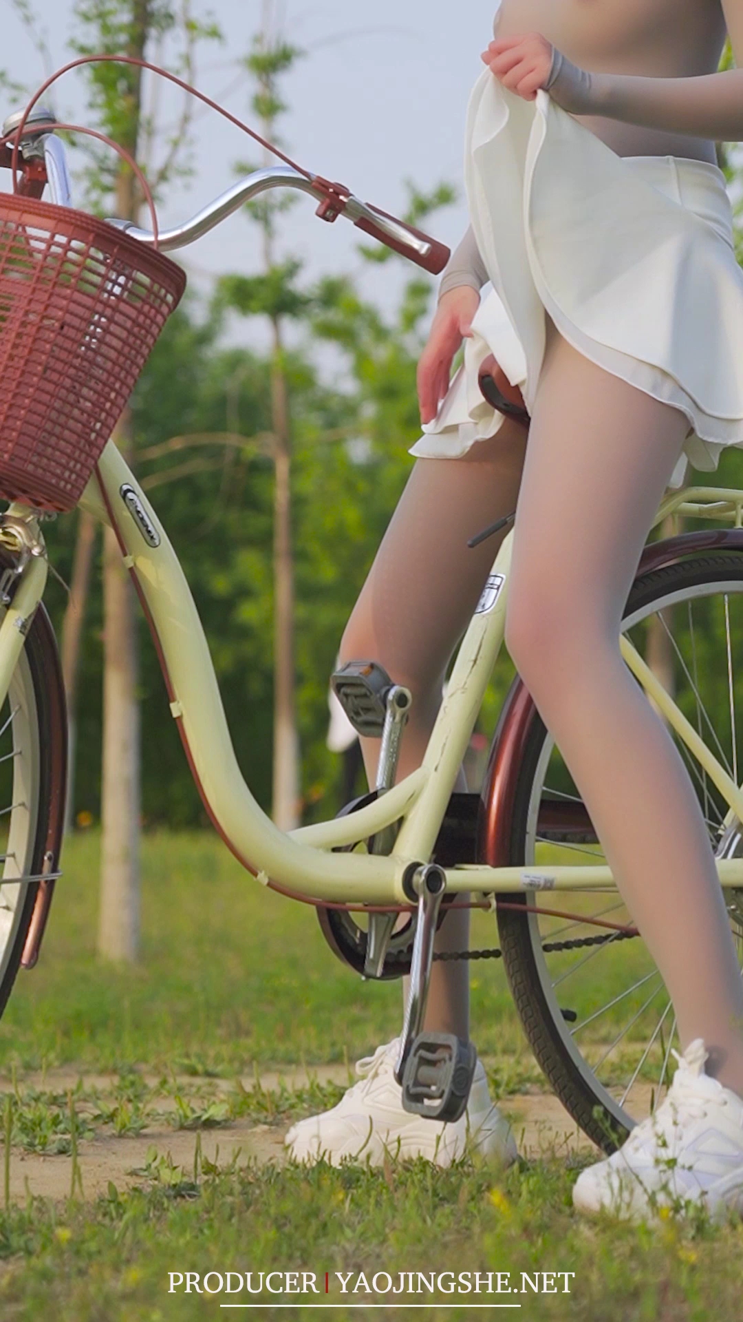 [YAOJINGSHE]妖精社视频 H2024《苏伟-自行车月光灰连身》[MP4-432MB]