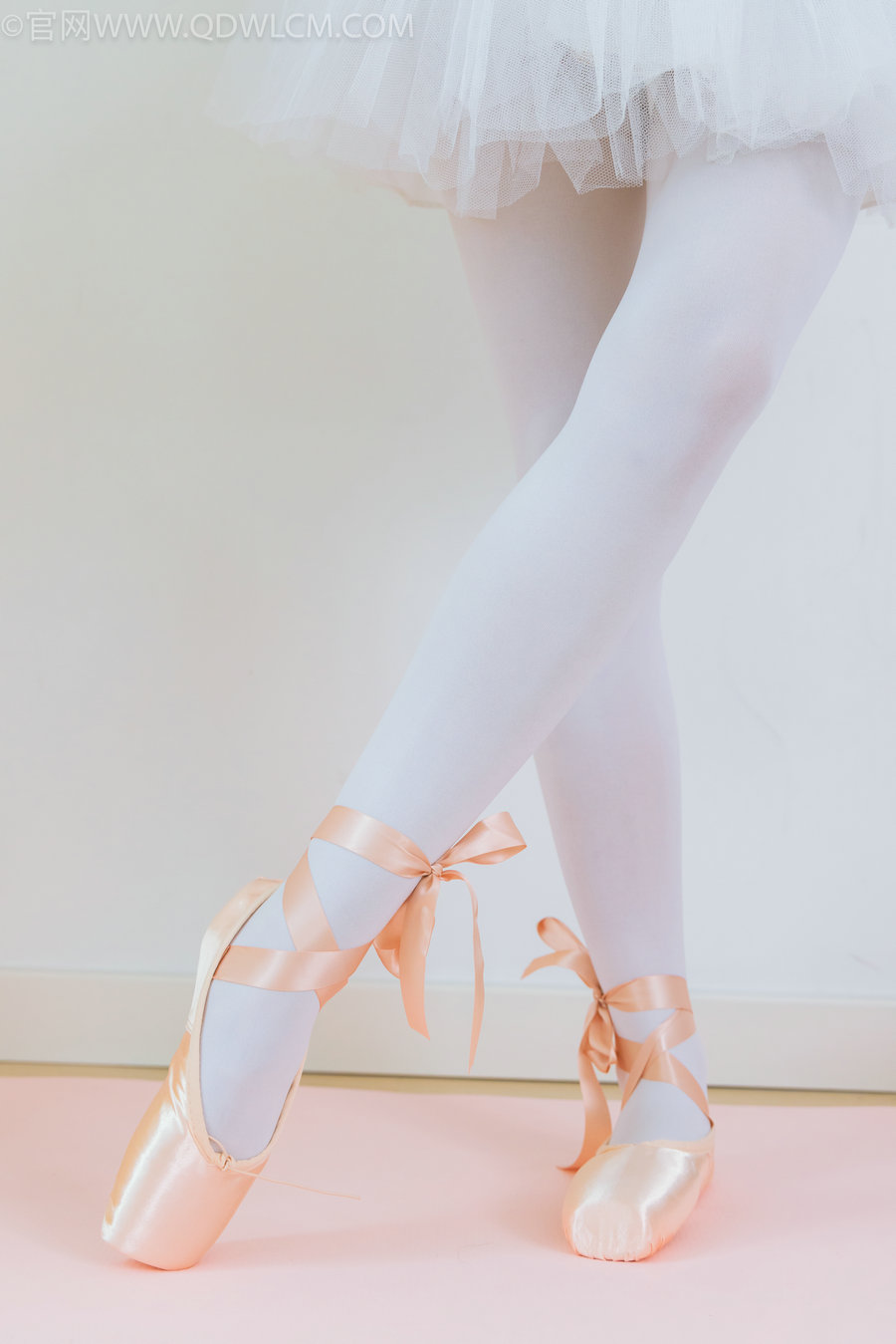 物恋传媒 No.2307 泡泡-芭蕾鞋、厚白丝、芭蕾动作、皮筋绑脚剧情 [166P1V-5.90GB] ...