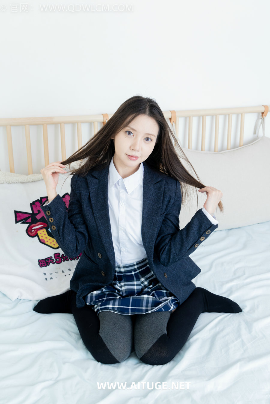 物恋传媒 No.2380 小曦-jk制服、皮鞋、黑灰拼接过膝袜、厚肉丝 [155P1V-3.65GB]