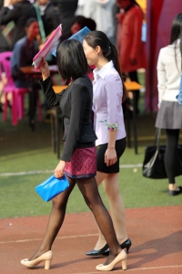 短裙黑丝高跟职场美眉 [16P]