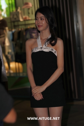 精选街拍视频 No.9241 黑色抹胸裙 [81P-1.10GB]